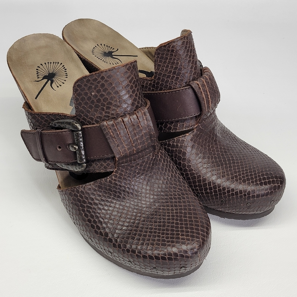 Otot Women 8M Wedge Sandal mules Shoe Tan Leather brown the shoes can be slightl